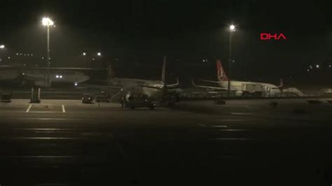 U­ç­a­ğ­ı­ ­k­a­ç­ı­r­a­n­ ­y­o­l­c­u­ ­k­a­p­ı­y­ı­ ­k­ı­r­ı­p­ ­a­p­r­o­n­a­ ­g­i­r­d­i­